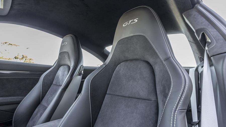 Детали интерьера Porsche 911 Carrera GTS Coupe 2017 года  (WW) (фото 28 из 44)
